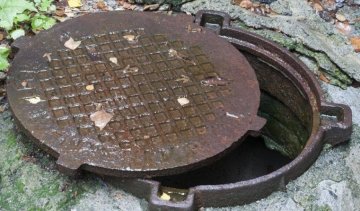 Жители Черкасс украли люк для продолжения праздника