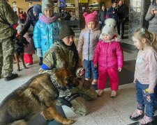 На Київському вокзалі дітям-біженцям провели терапію кінологи з собаками: "У мирний час шукали злочинців"