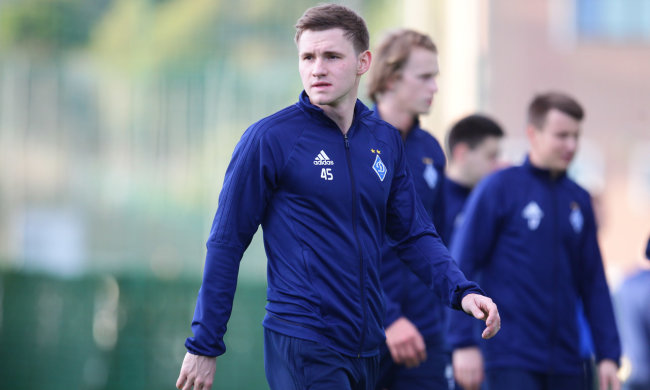 Девушка известного динамовца зачаровывает снимками с пляжа