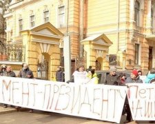 Біля будівлі АП мітингують "Матері за імпічмент Порошенка"
