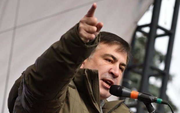 Вооруженный спецназ и драки: под домом Саакашвили творится ад