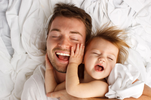 Гениальная уловка отца: мужчина придумал оригинальный способ успокоить ребенка