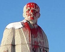 Пам'ятник Леніну в Лисичанську облили "кров'ю" (фото)