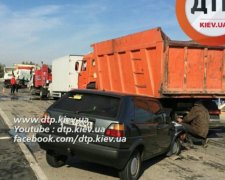 Під Києвом через дим зіткнулися вісім автомобілів (фото)