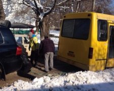 Боксер Ломаченко витягнув маршрутку із замету (фото)