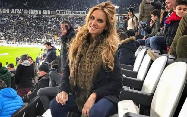 Сексуальная журналистка не дает защитнику Ювентуса сконцентрироваться на футболе