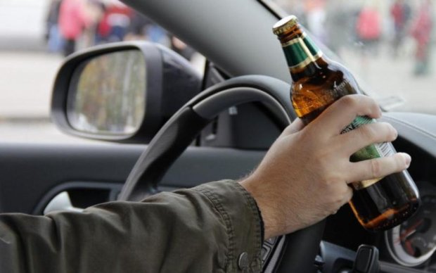 Сухий закон на дорогах: як дорого обійдеться водіям алкоголь