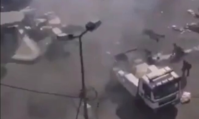 В центре города прогремел двойной взрыв, по меньшей мере 28 человек погибли: кадры с места ЧП