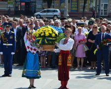 День Конституції 2019: найкрасивіші листівки і смс-привітання