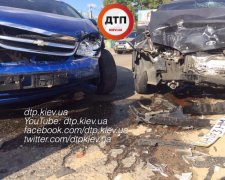 Моторошне ДТП під Києвом: два авто всмятку