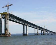 Окупанти остаточно приєднали Крим Керченським мостом: відео