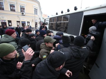 Адміністрацію Порошенка штурмують: все в диму, гримлять вибухи, фото