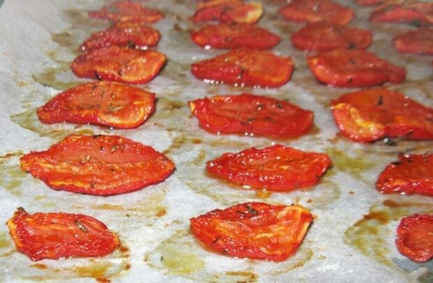Вяленые томаты с базиликом: идеальная закуска на Новый год удивит гостей, рецепт