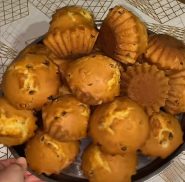 Рыхлые и влажные кексики с изюмом: фото скрин рецепта