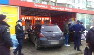 Іномарка протаранила зупинку в Одесі 