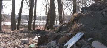 Шкодять не менше за окупантів: у Чернігові бізнесмени Тарасовці скинули на озеро токсичні залишки розбомбленого готелю