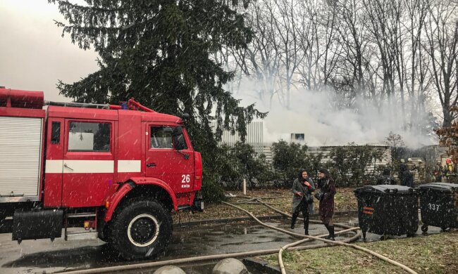 У Києві на ВДНГ спалахнув ресторан, все в диму, - відео з "чистилища"