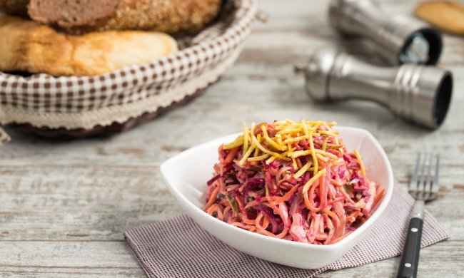 Необычный французский салат с копченой колбасой