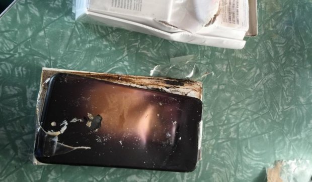 Новенький iPhone 7 загорівся в упаковці