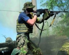 Эксперт: власть спасается военным положением
