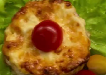 Курица с ананасами, кадр из видео