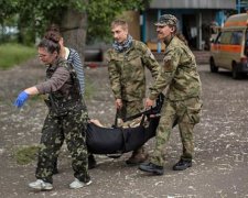 «Когда у бойца отпала примотанная скотчем нога, медсестра упала в обморок» - врач Рыженко