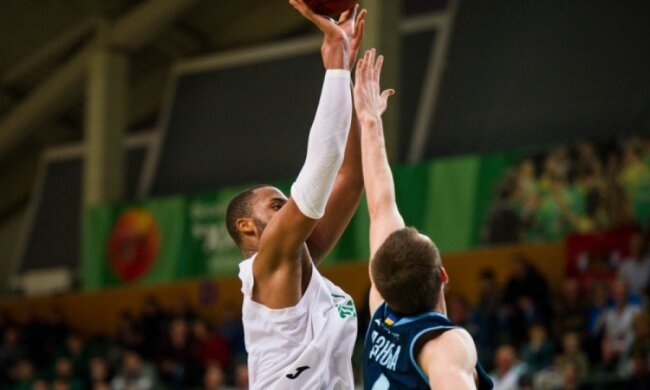 Сумасшедший бросок с сиреной со своей половины от украинского баскетболиста