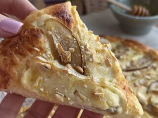 Сирна піца з грушею та брі: фото скрін рецепту