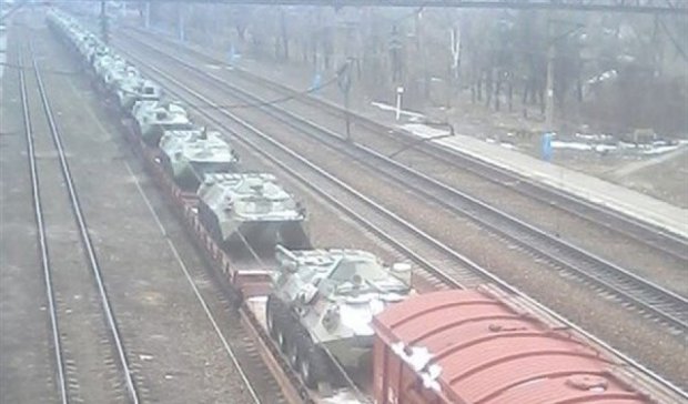 Российские танки вновь едут в Украину (видео)