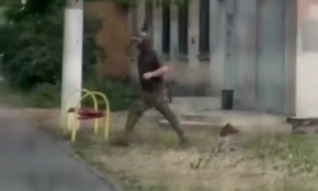 працівники ТЦК викрали собаку в Одесі \ кадр з відео 