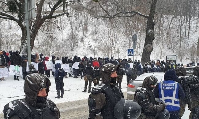 Журналисты закрытых каналов "112 Украина", NewsOne и ZIK проводят акцию протеста против ограничения свободы слова в стране