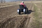 работа в поле, скриншот из видео