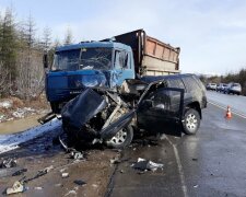 Під Львовом вантажівка влетіла у  Ford, тіла виколупували з зім'ятої машини: моторошні кадри