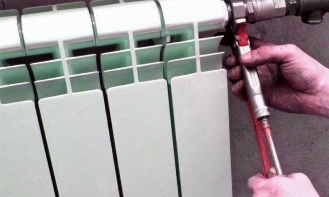 Завбудинком у Кіровограді змусила крадіїв повернути вирізані батареї