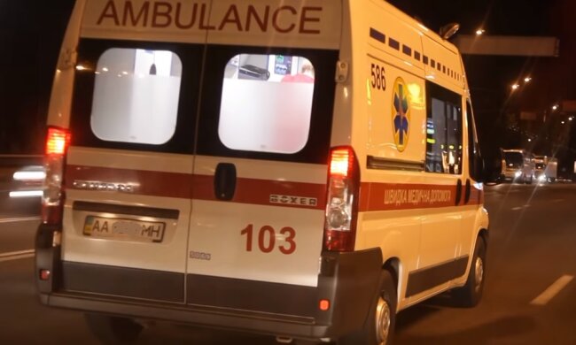 Агрессивная мать избила врача скорой из-за ребенка: семья молча стояла в стороне