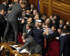 Головне за ніч: кривава бійка нардепів та нові зарплати в Україні