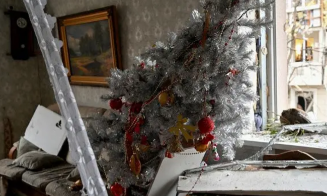 Елка в разрушенной россиянами квартире, фото: SERGEY BOBOK