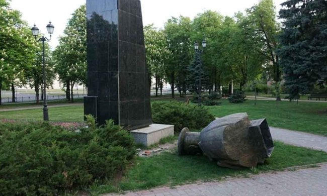 Под Киевом снесли памятник Жукову: повторил судьбу харьковского "коллеги"