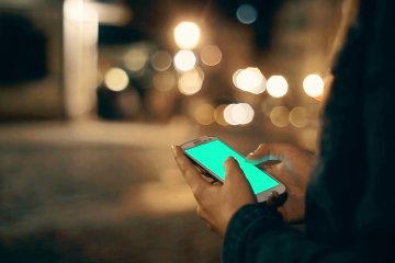 Смертоносні гаджети: дівчинка грала на телефоні і раптово сталося дещо жахливе. Таємничий додаток відібрав у неї життя