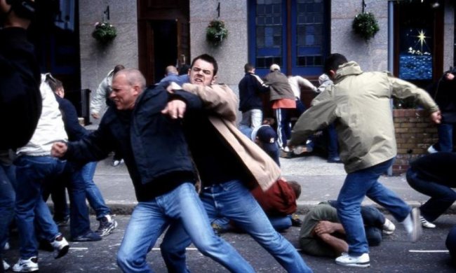 Хулиганы устроили погром в центре Львова: досталось копам и даже природе