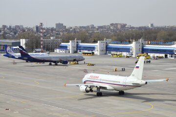 Самолет экстренно сел из-за россиянина с пистолетом: пассажиры запомнят полет надолго