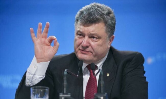 Стала відома зарплата Порошенка за квітень