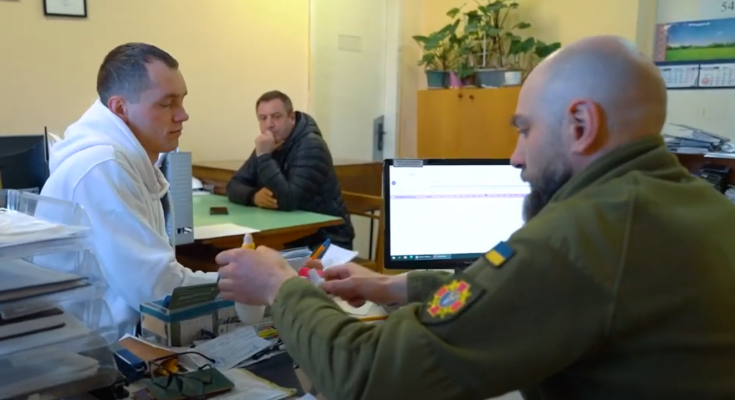 Візит до ТЦК. Фото: скрін youtube