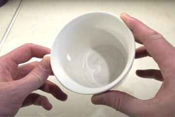 Как очистить чашку от налета. Фото: скрин youtube