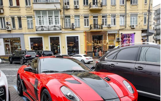 В Киеве засекли красный Ferrari по цене тисяч минималок: глаз не оторвать