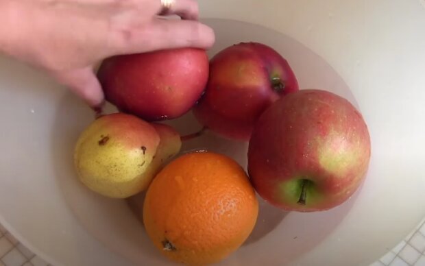 Как правильно мыть фрукты и овощи. Фото: скрин youtube
