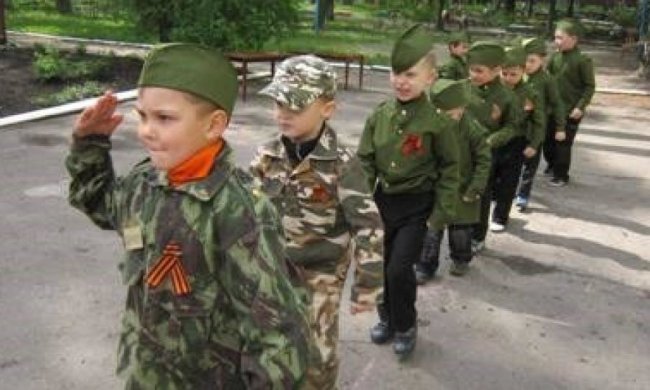 Бойовики одягли дошкільнят в камуфляж з бейджами Беркуту (фото)