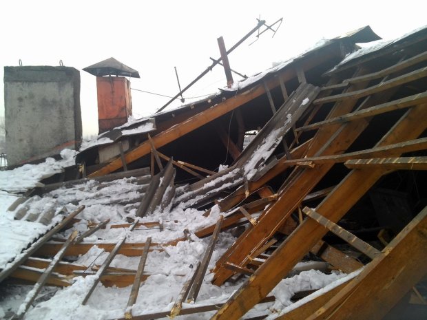 В России обрушилась крыша завода, похоронив людей под завалами