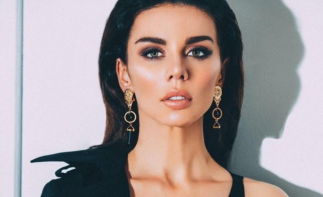 Седокова відзначила 36-річчя в червоному латексі і з глибоким декольте: вона ідеальна