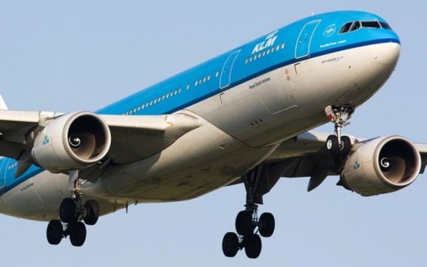 Літак Амстердам-Київ спонтанно змінив курс на півдорозі